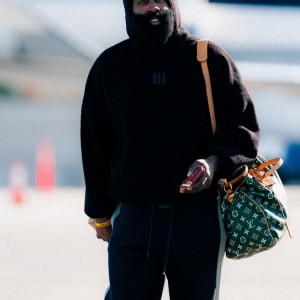 九游体育官网-三连客挑战爵士掘金太阳！快船众将登机照 哈登微笑&amp;小卡看手机